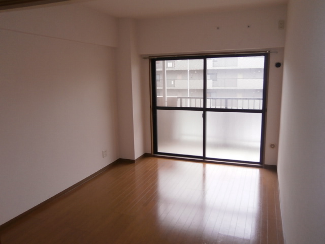 Living and room. It is the room clean ☆