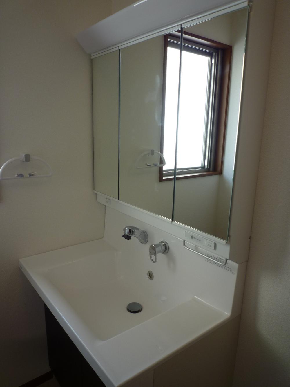 Wash basin, toilet. Building A basin Convenient three-sided mirror type