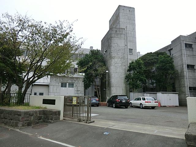 Junior high school. 1413m to Yokohama Municipal Tomiokahigashi junior high school