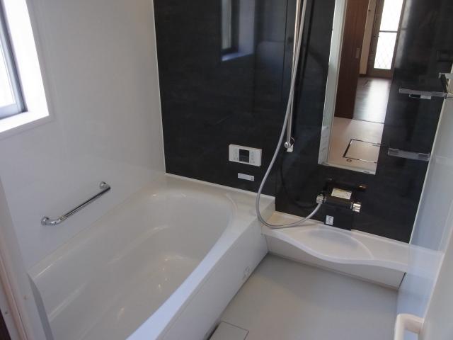 Bathroom. N Building Spacious 1 tsubo size, With bathroom dryer!