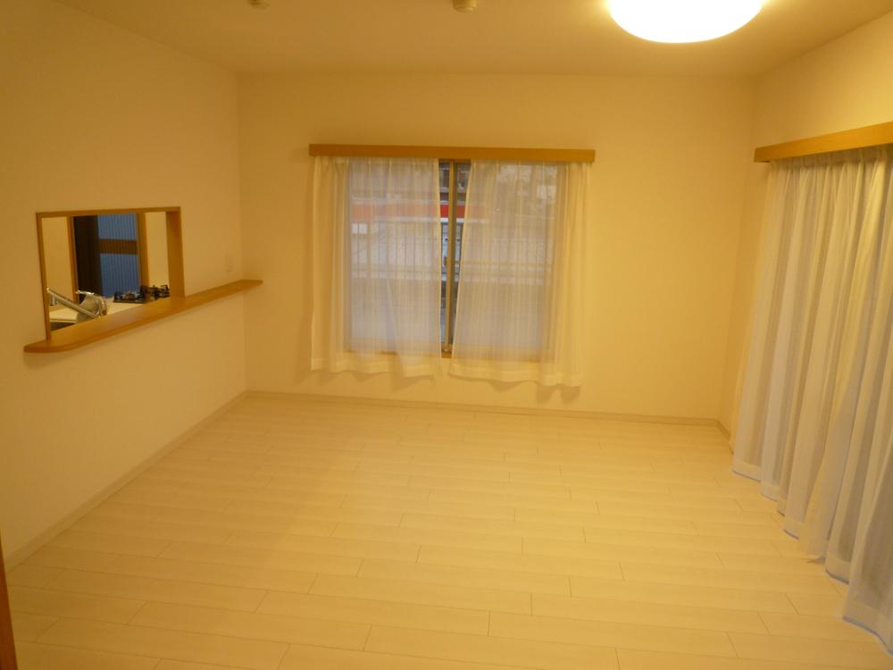 Living. Bright 15 Pledge more spacious living room facing the corner.