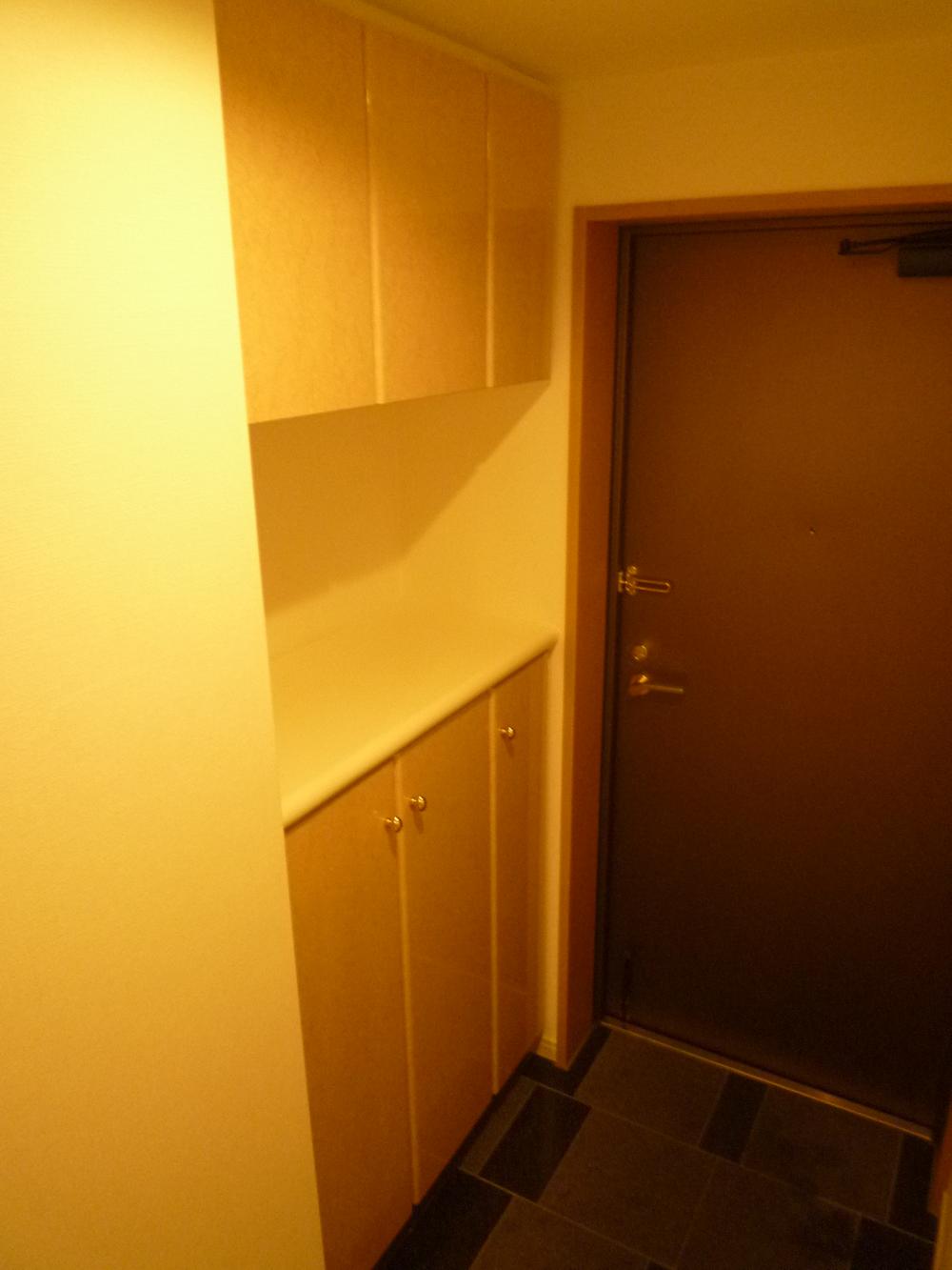 Entrance. Equipped with plenty of storage in the fine entrance.