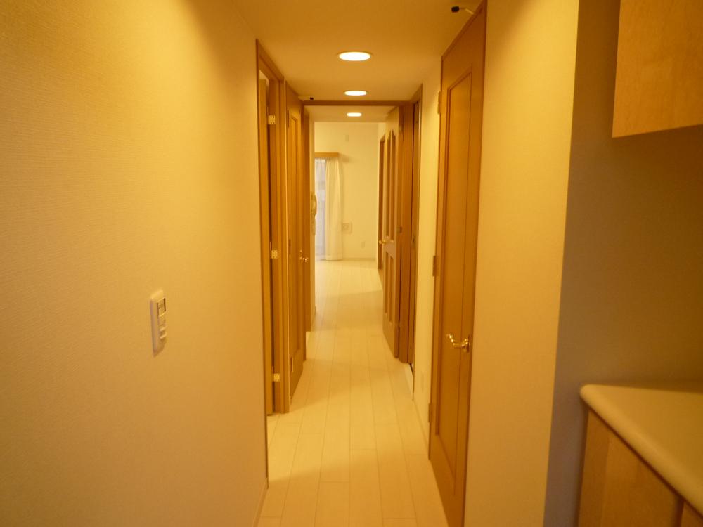 Other introspection. Bright dwelling unit to the corridor.