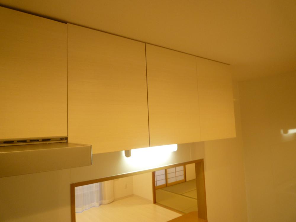 Kitchen. Complete with hanging cupboard that can store plenty in the kitchen top.