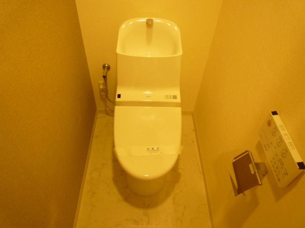 Toilet. Equipped with the latest toilet facilities Washlet built-in.