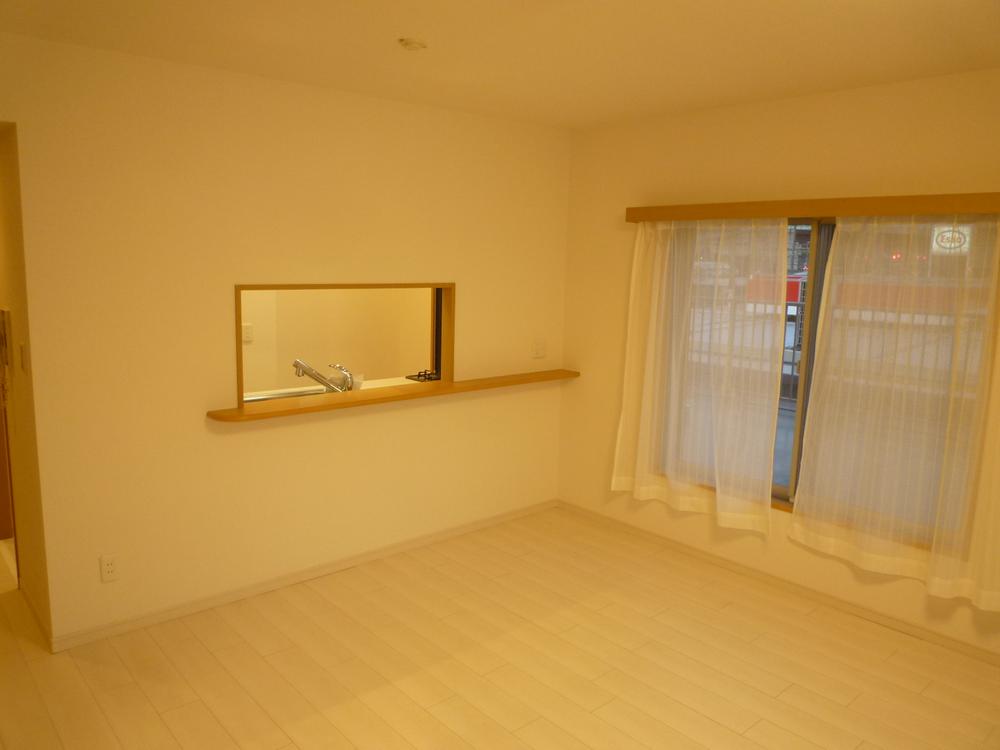 Living. For face-to-face kitchen, It is also safe housework while watching the children.