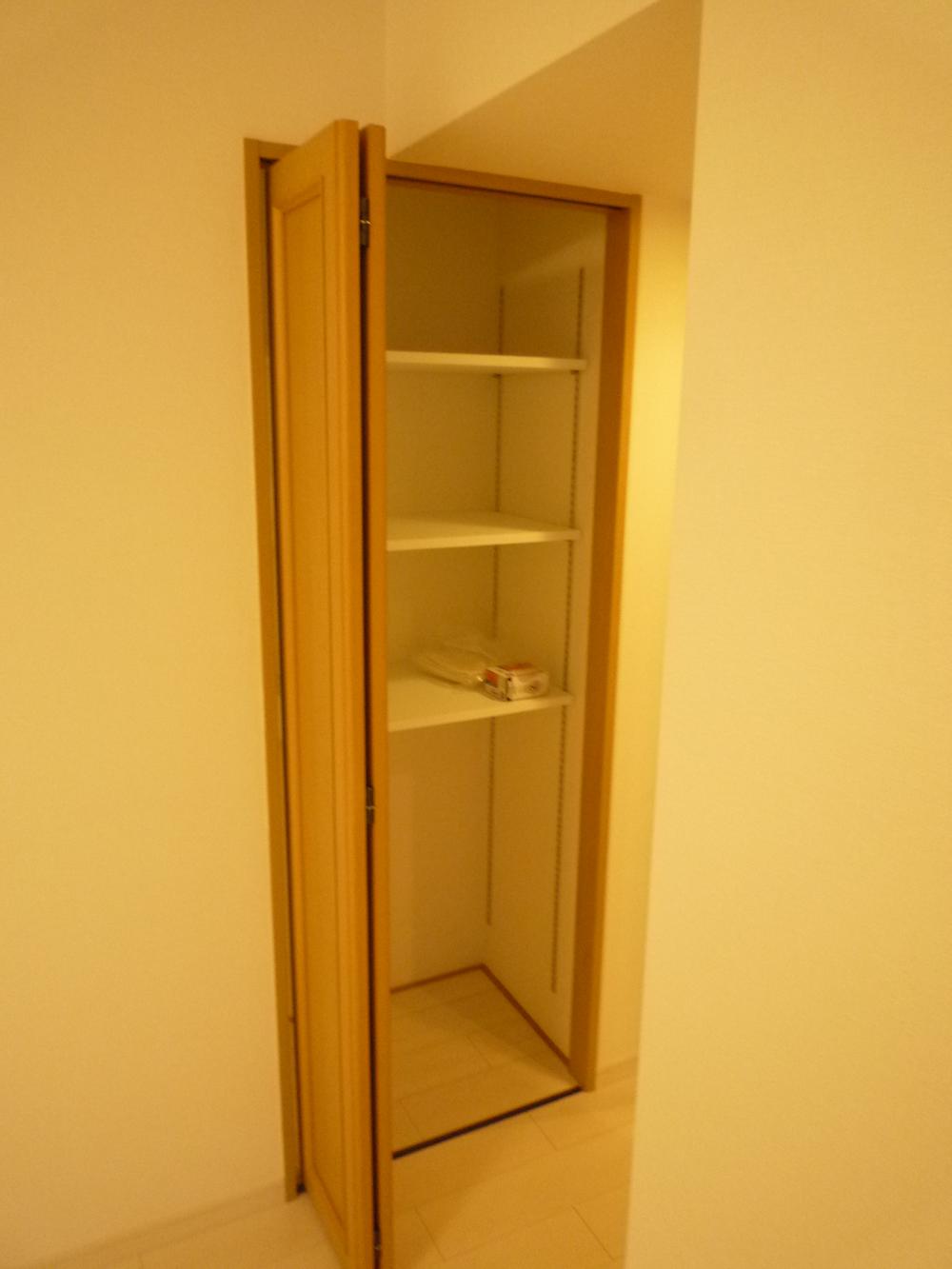 Receipt. Equipped with handy little storage if there is in the living room.