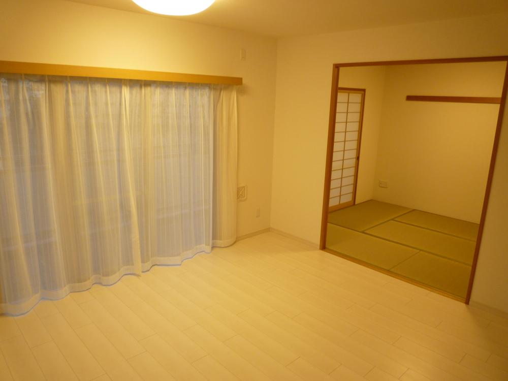 Living. It spreads further space should widen the Japanese-style room of Tsuzukiai.