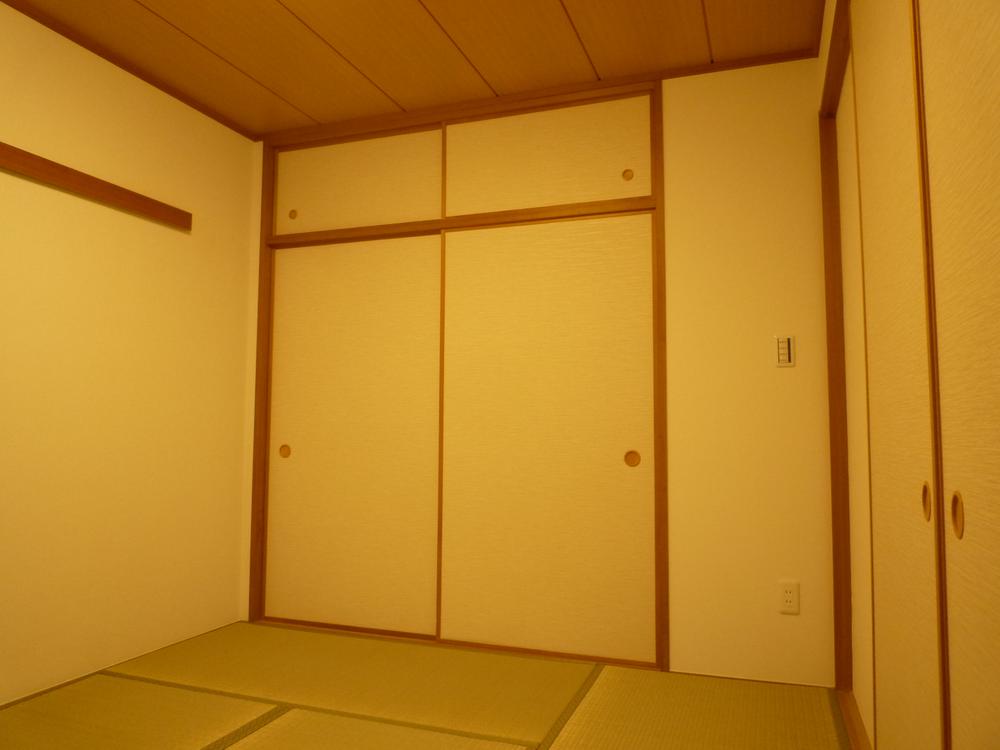 Non-living room. The high-quality 6 Pledge spacious Japanese-style, Equipped with a spacious closet storage with a pillow shelf.