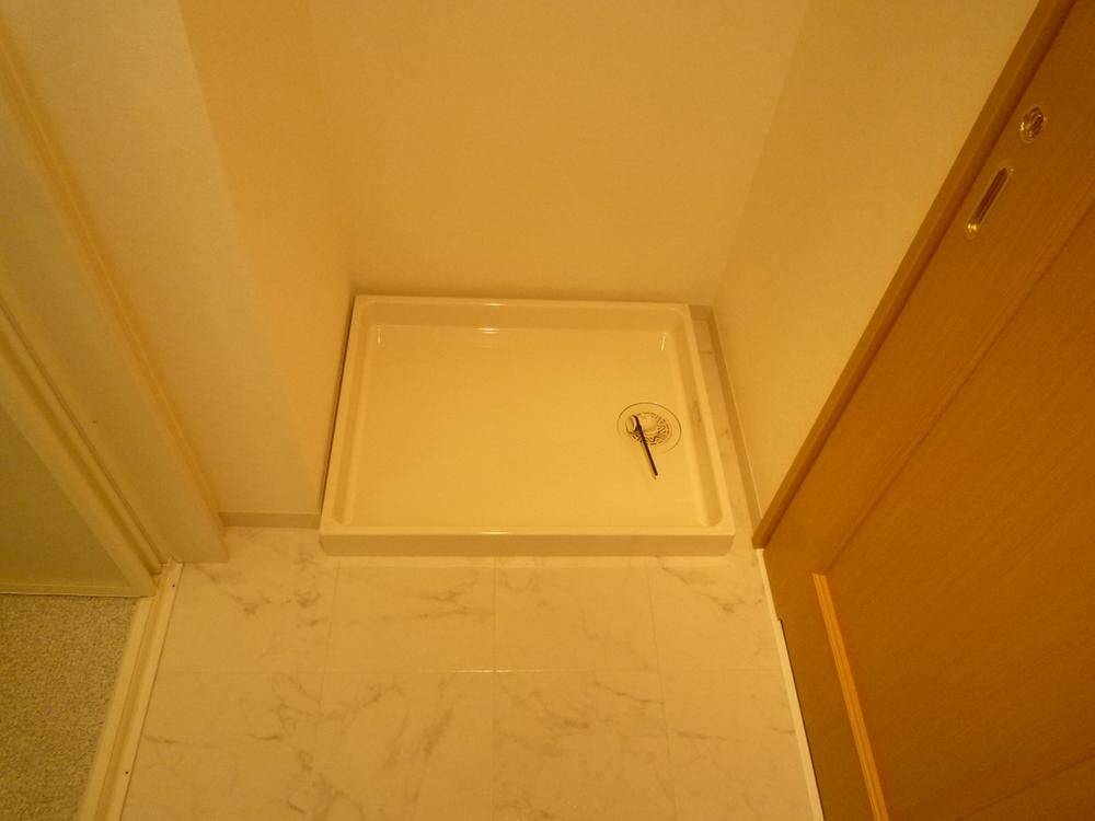 Wash basin, toilet. Ensure the Easy put space of the room is also large washing machine.