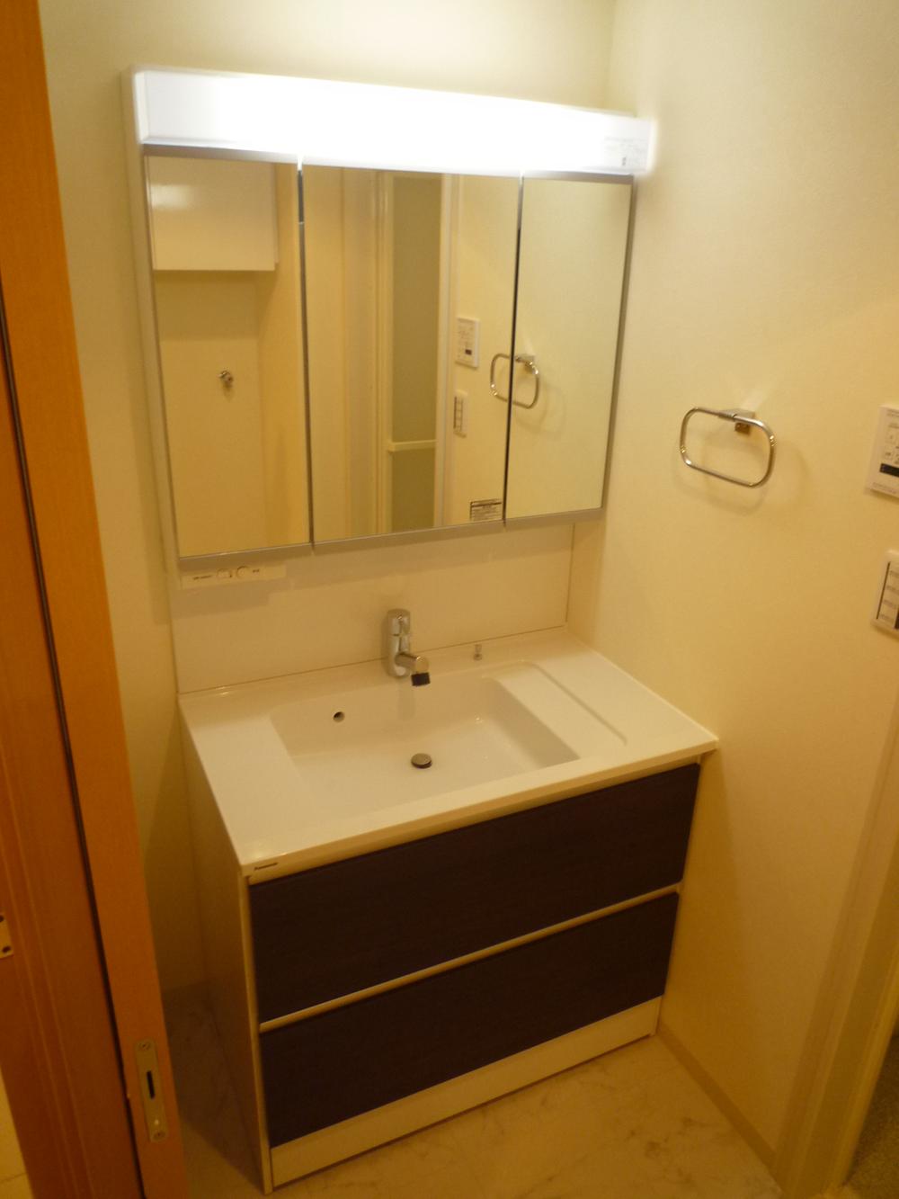 Wash basin, toilet. Three-sided mirror, Complete with vanity up a notch due to the wide.