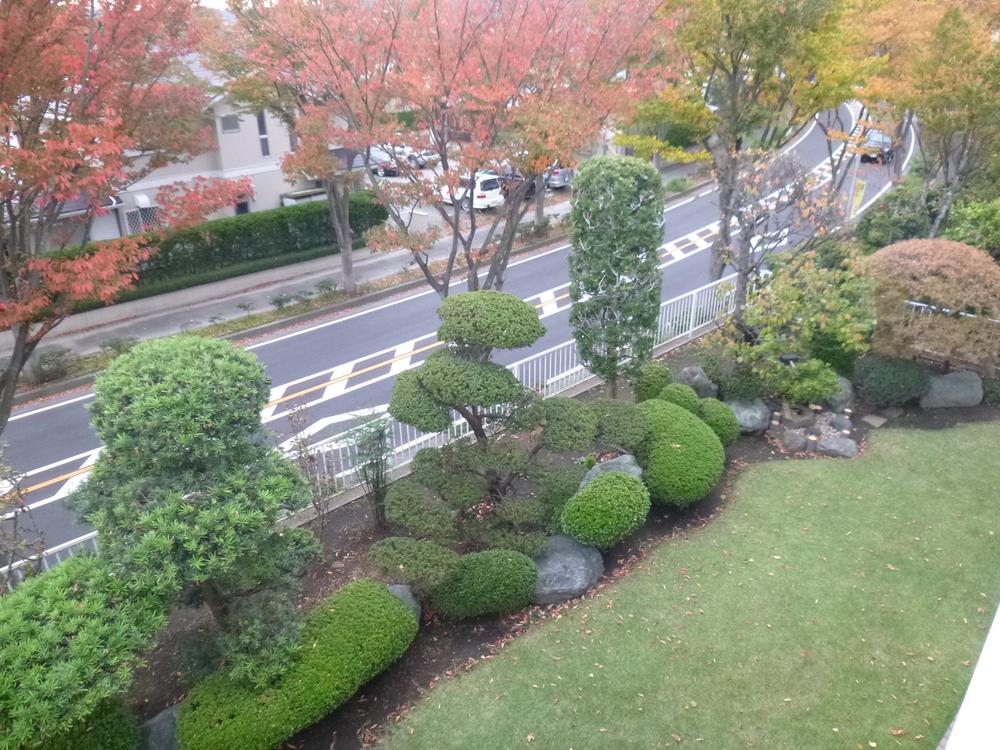 View photos from the dwelling unit. I looked down at the garden from the second floor