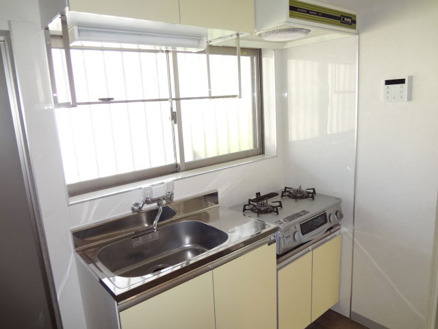 Kitchen. Renovation to shiny. Ventilation windows have also Rakuchin ☆