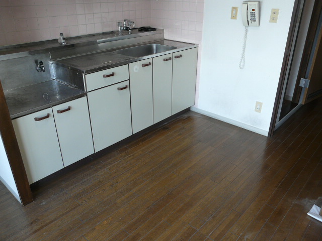 Kitchen. Gas stove is installed Allowed! !