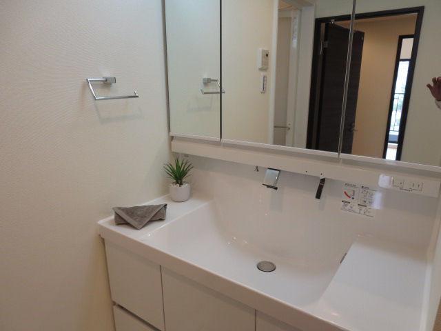 Wash basin, toilet. Indoor (10 May 2013) Shooting