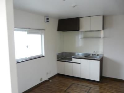 Living and room. ☆ Clean dining space ☆