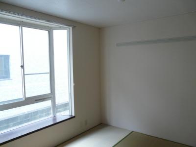 Balcony. ☆ It comes with a large bay window ☆