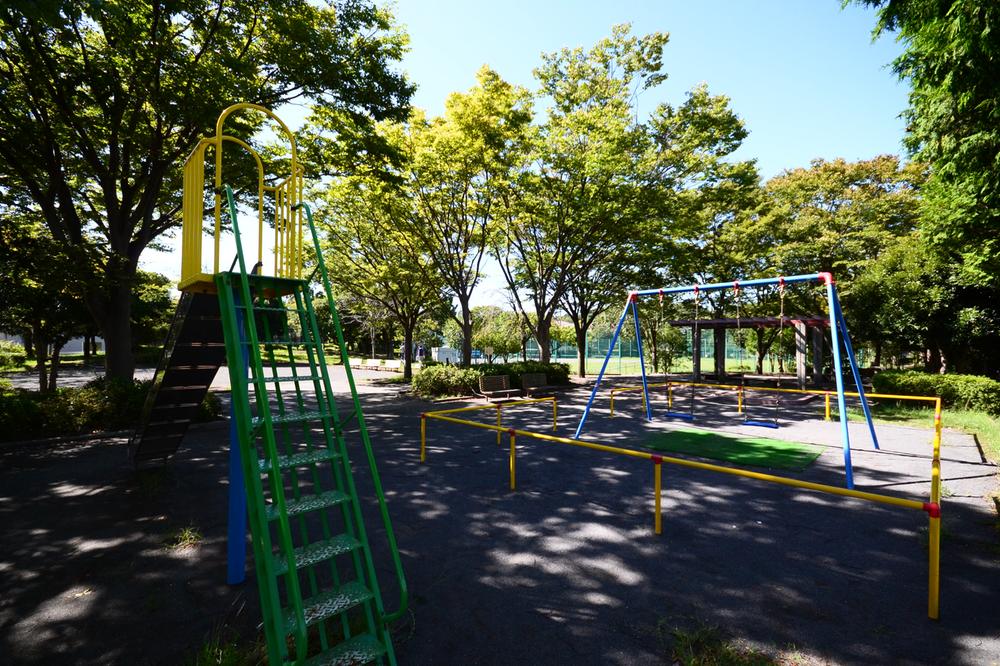 park. Mutsuura Avenue Park 40m until there playground equipment