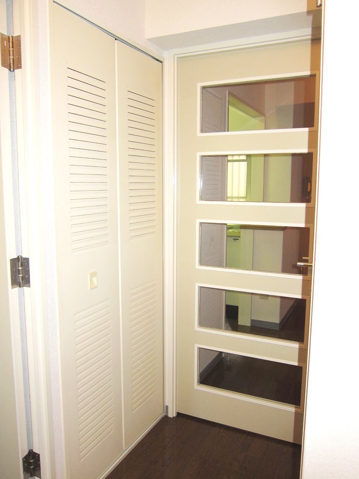 Receipt. Storage shelves in the living room entrance