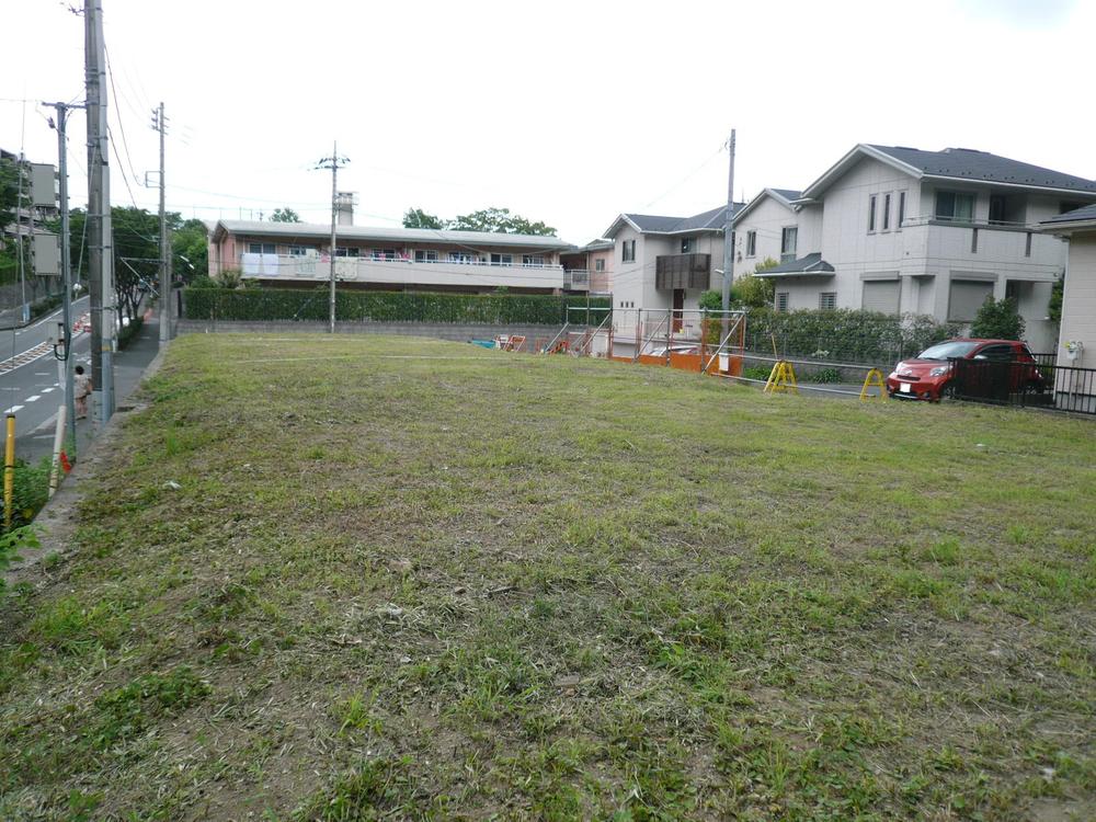 Local land photo. Noukendai lush residential area adjacent to the green space. (Local photo)