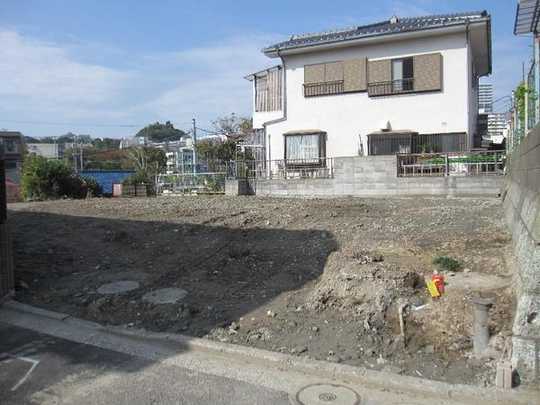 Local land photo. Current Status vacant lot. You can almost out in the flat than road.