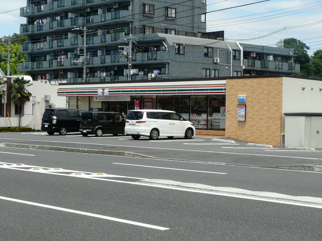Convenience store. Seven-Eleven Yokohama Kamariya store up (convenience store) 505m