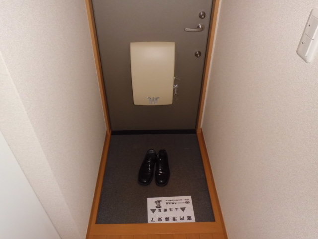 Entrance.  ☆ It comes with a shoebox ☆