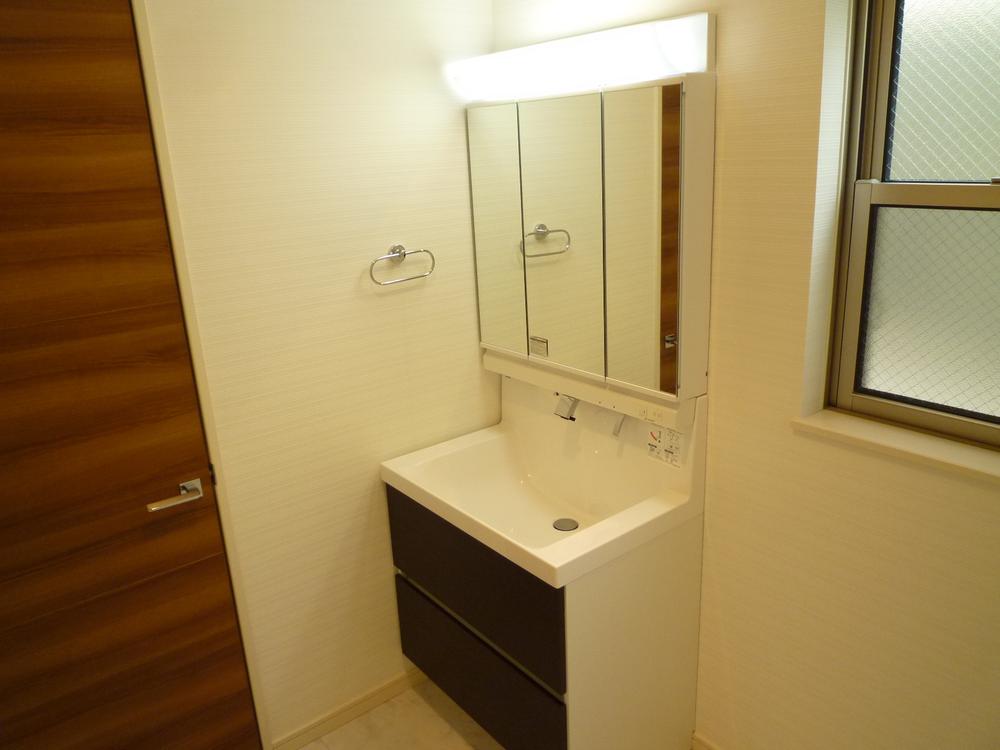 Wash basin, toilet. Adopting the vanity of a notch of the three-sided mirror.