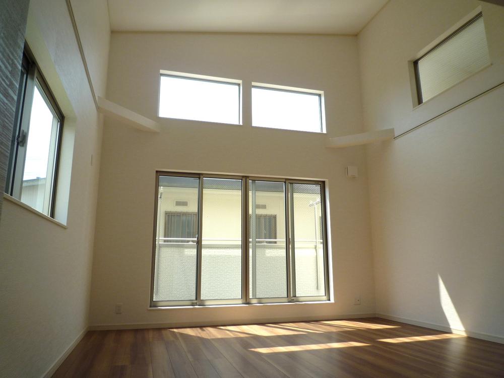 Living. Spacious gradient ceiling will spread further space.