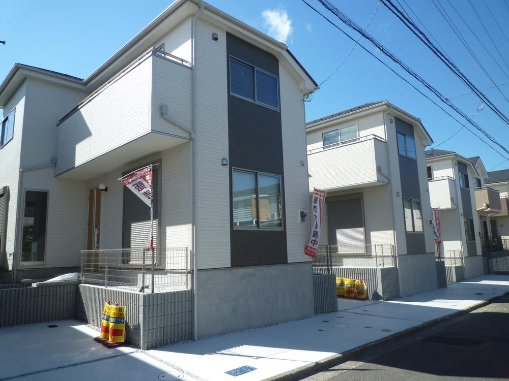 Local appearance photo. Cityscape well lined newly built three buildings. It has become a very beautiful skyline.