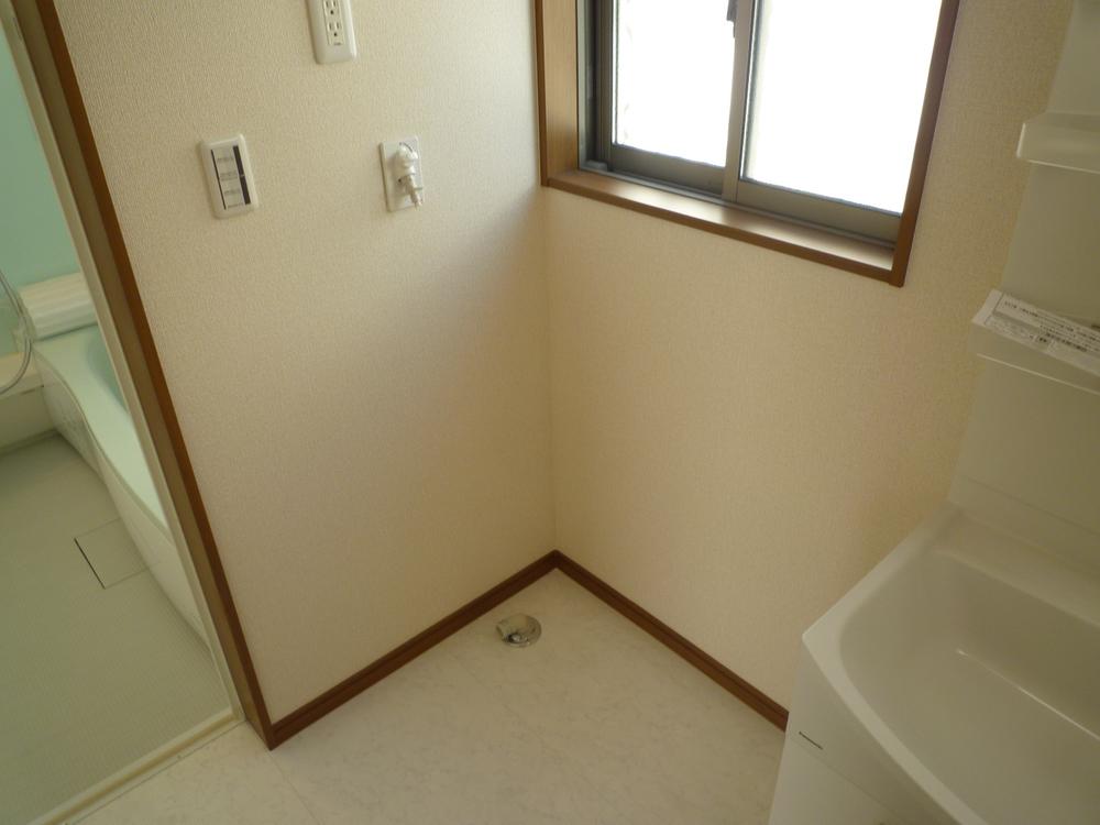 Wash basin, toilet. Ensure the Easy put space of the room is also large washing machine.