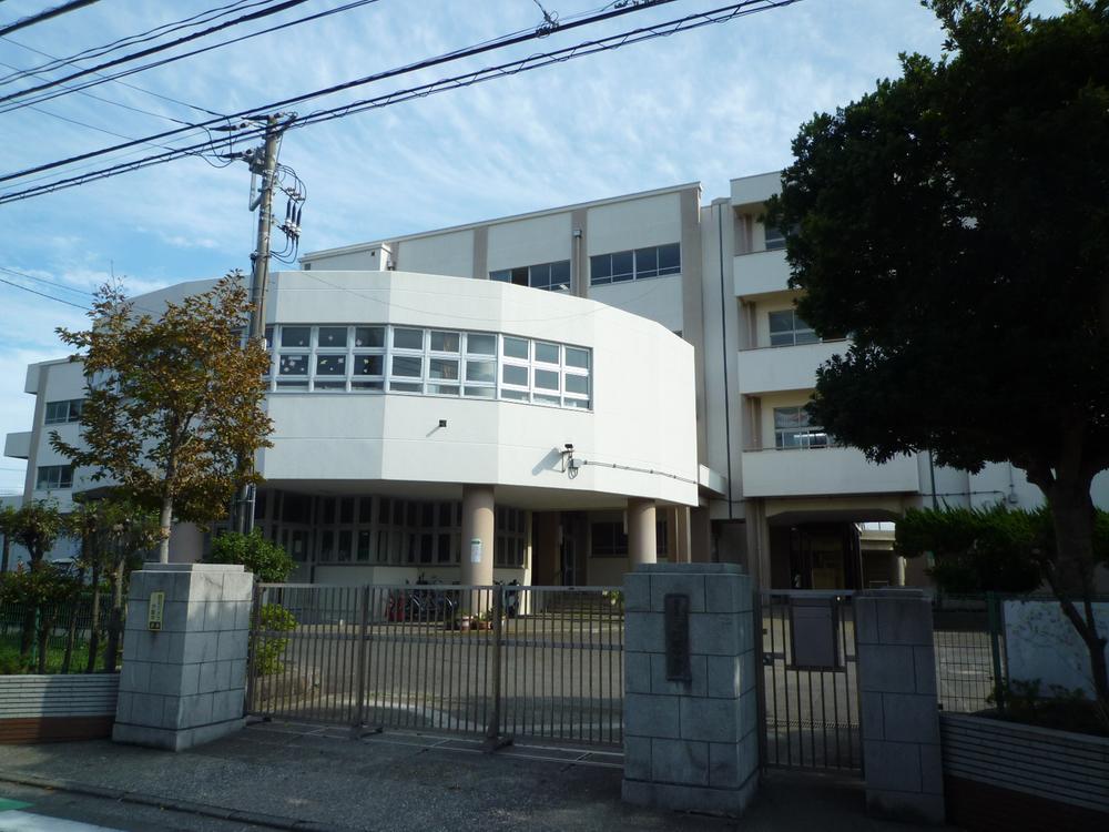 Junior high school. 675m to Yokohama Municipal Mutsuura junior high school