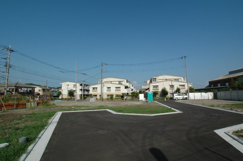 Local photos, including front road. Flat field is empty you will see widely. Because in the Koizumi residential subdivision, Cityscape is clean.