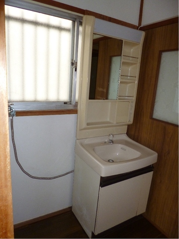 Washroom. Wash basin Washing machine Storage Yes