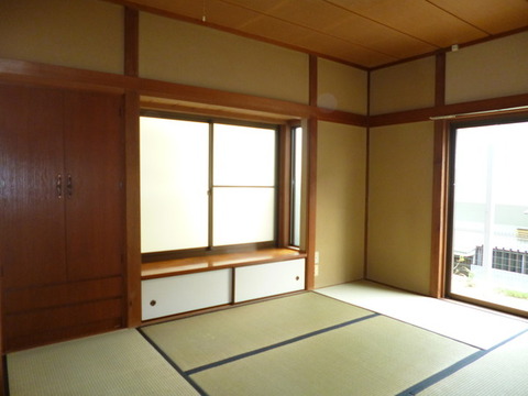 Living and room. Bay window Yes Bright room.