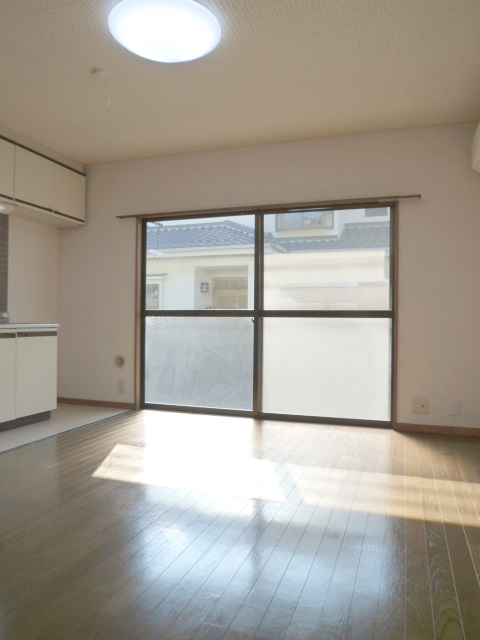 Living and room. Spacious dining 8 pledge