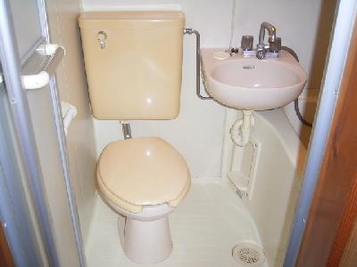 Toilet. bus ・ Toilet is sharing a room!