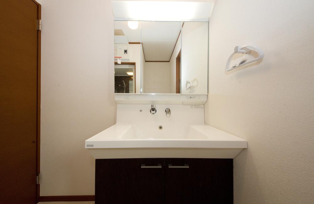 Wash basin, toilet. Vanity counter and the bowl is integrally molded ・  ・ It is easy to clean