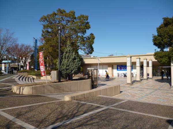 Supermarket. 200m to commercial premises
