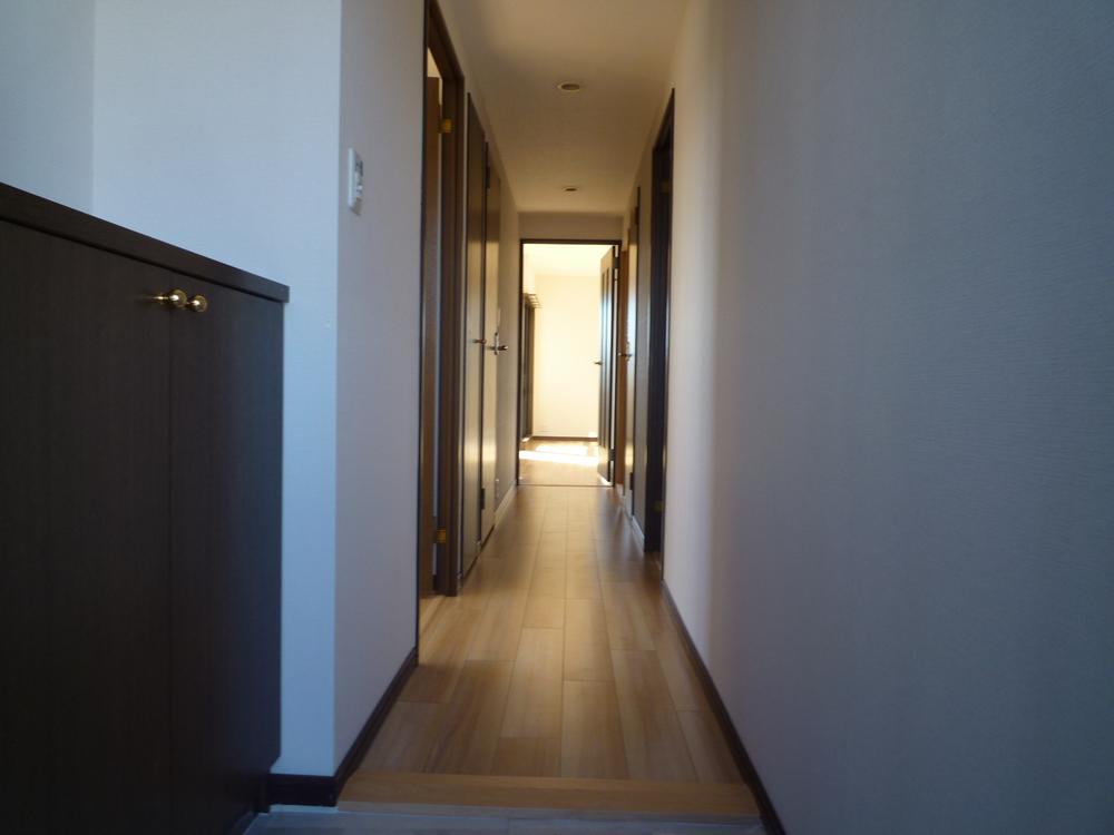 Other introspection. Bright dwelling unit to the corridor.
