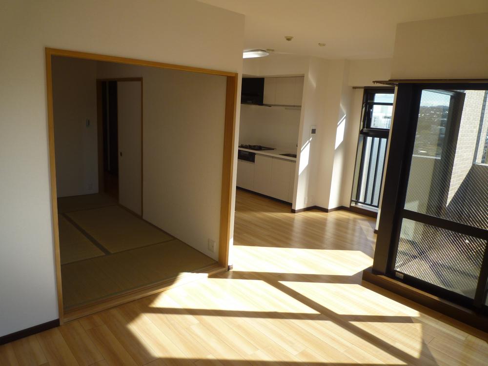 Living. It spreads further space if you open a Japanese-style room of Tsuzukiai.