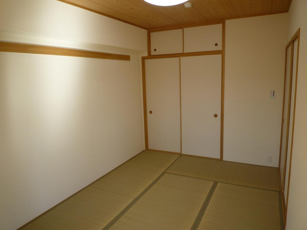Non-living room. Equipped with a storage closet of with pillow shelf in the high-quality Japanese-style room.