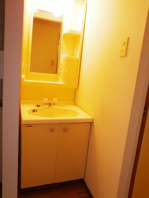Washroom. Independent wash basin Yes!