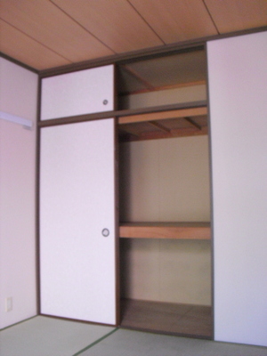 Living and room. Between the Japanese-style room of the storage lot 1 minute
