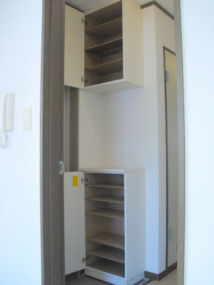 Entrance. Shoebox of two upper and lower stages