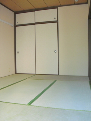 Living and room. Japanese-style room 6 tatami Plenty of storage between 1