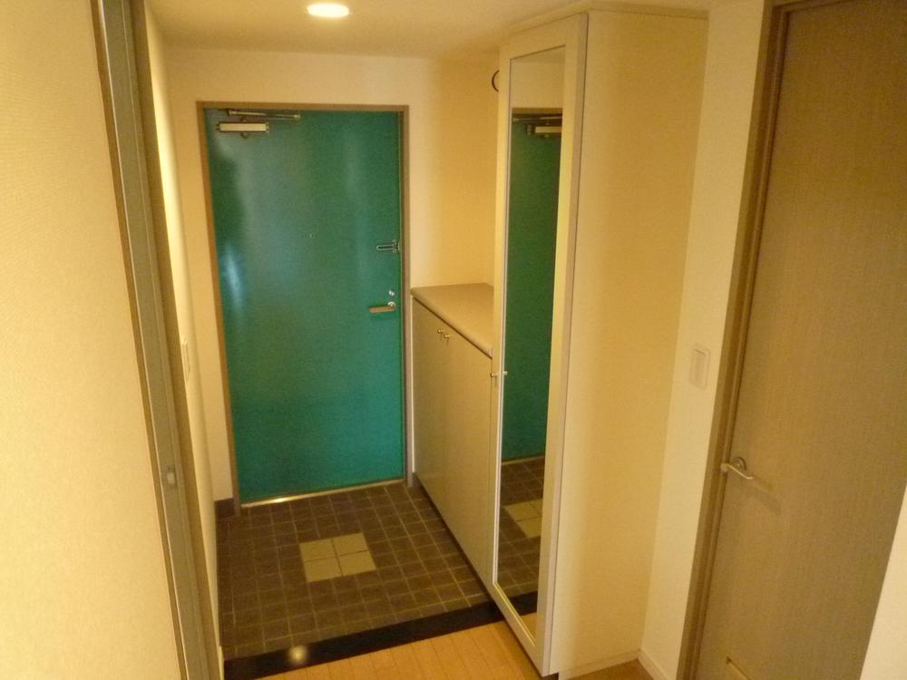 Entrance. Equipped with plenty of storage in the fine entrance.