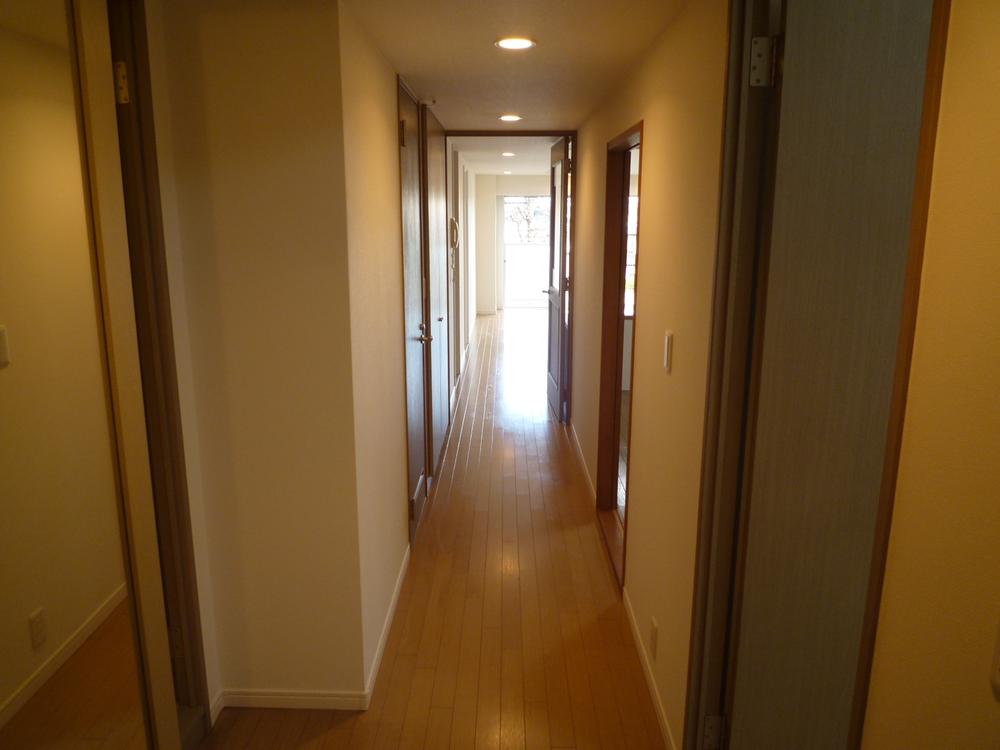 Other introspection. Bright dwelling unit to the corridor.