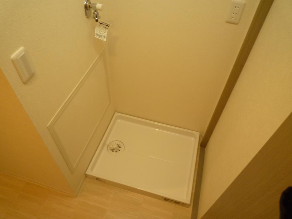 Wash basin, toilet. Secure the space of the room, which is also a large washing machine can be placed comfortably.