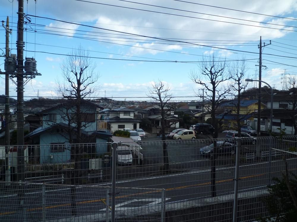 View photos from the dwelling unit. Although the first floor, Because that is a hill, Also eyes opened before the eyes.